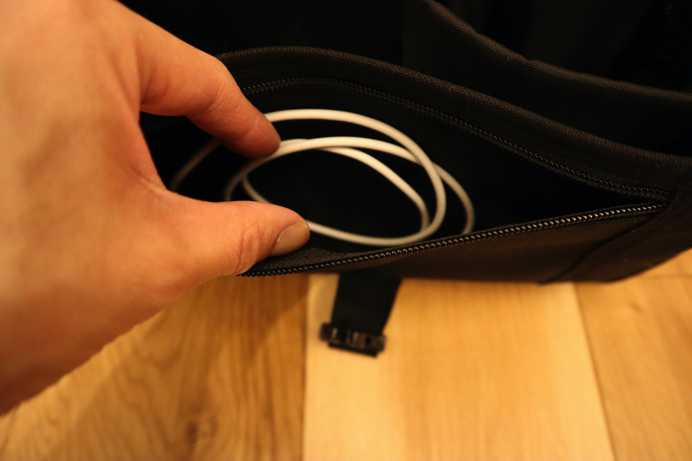 マンハッタンポーテージのカメラバッグ正面のポケットは、小さいからケーブルや鍵を入れるのにベスト
